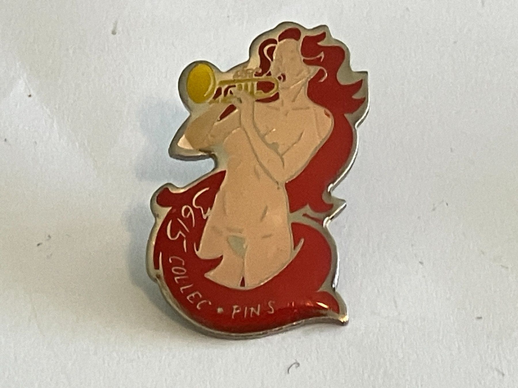 Plaketten & Abzeichen: 1 Pin nackte Frau mit Trompete – Gebraucht aus Basel von djwwpp