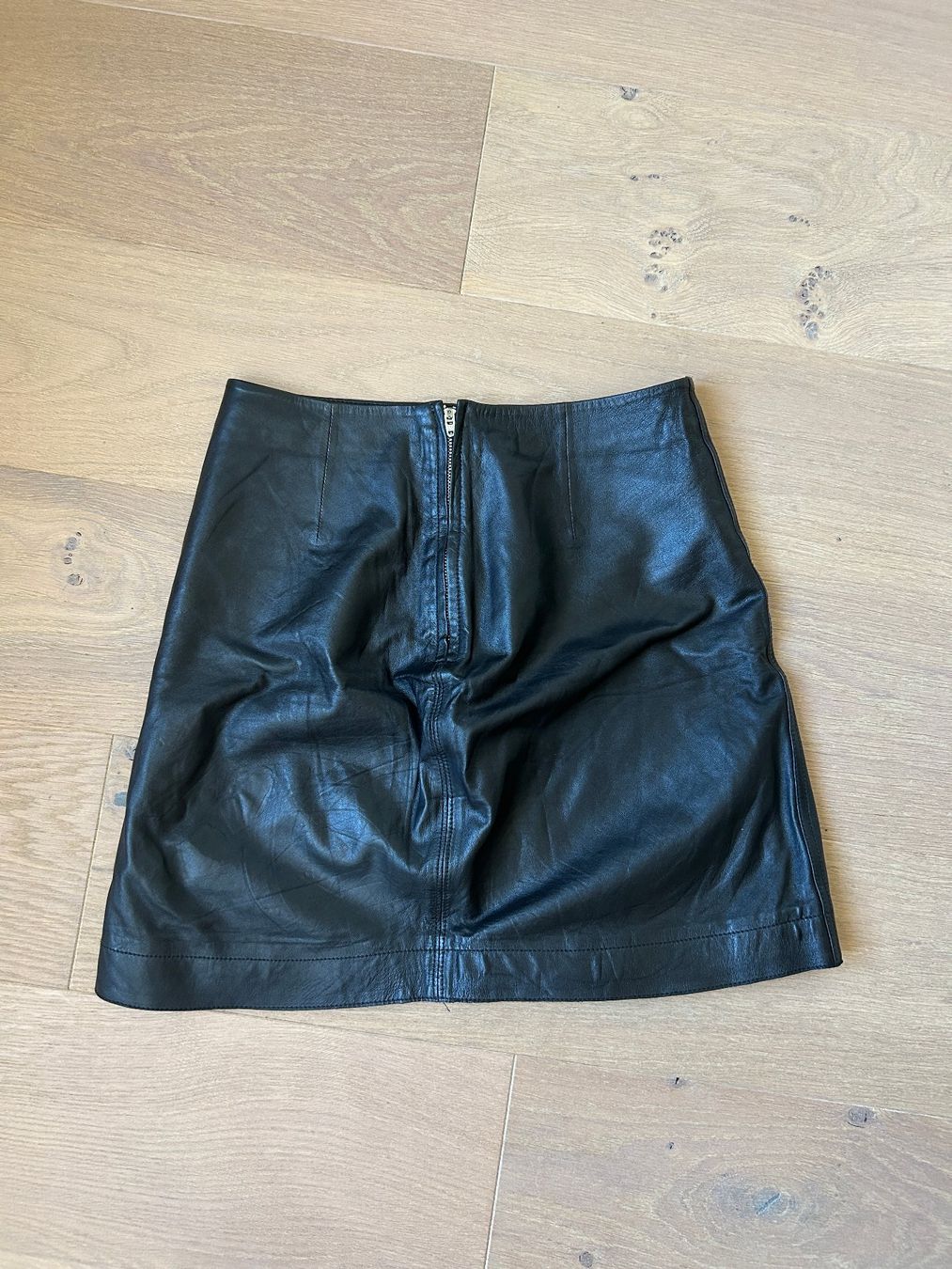 Arket Gonne: Arket Minirock aus Leder – Usato da Zürich venduto da ins_w679 1