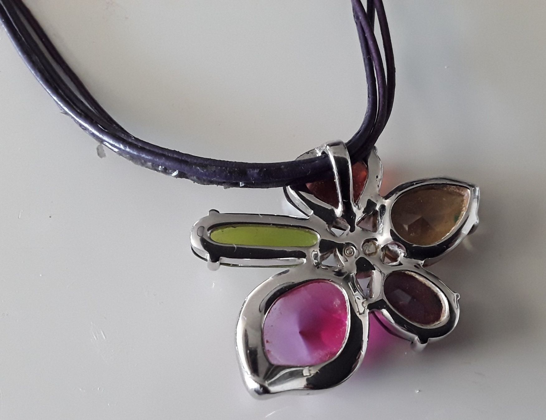 Swarovski Colliers: Collier Swarovski avec pendentif fleur multicolore – D'occasion à Morges par mrochat 1