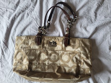 Sac à main Coach monogramme doré, parfait pour l'été !