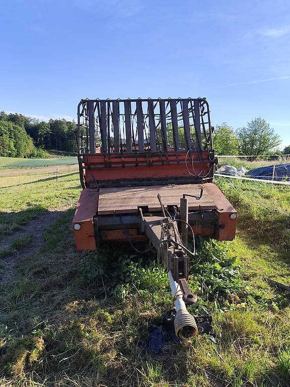 Nourriture: Heuwagen mit Hasenstall  – D'occasion à Full-Reuenthal par Menewa