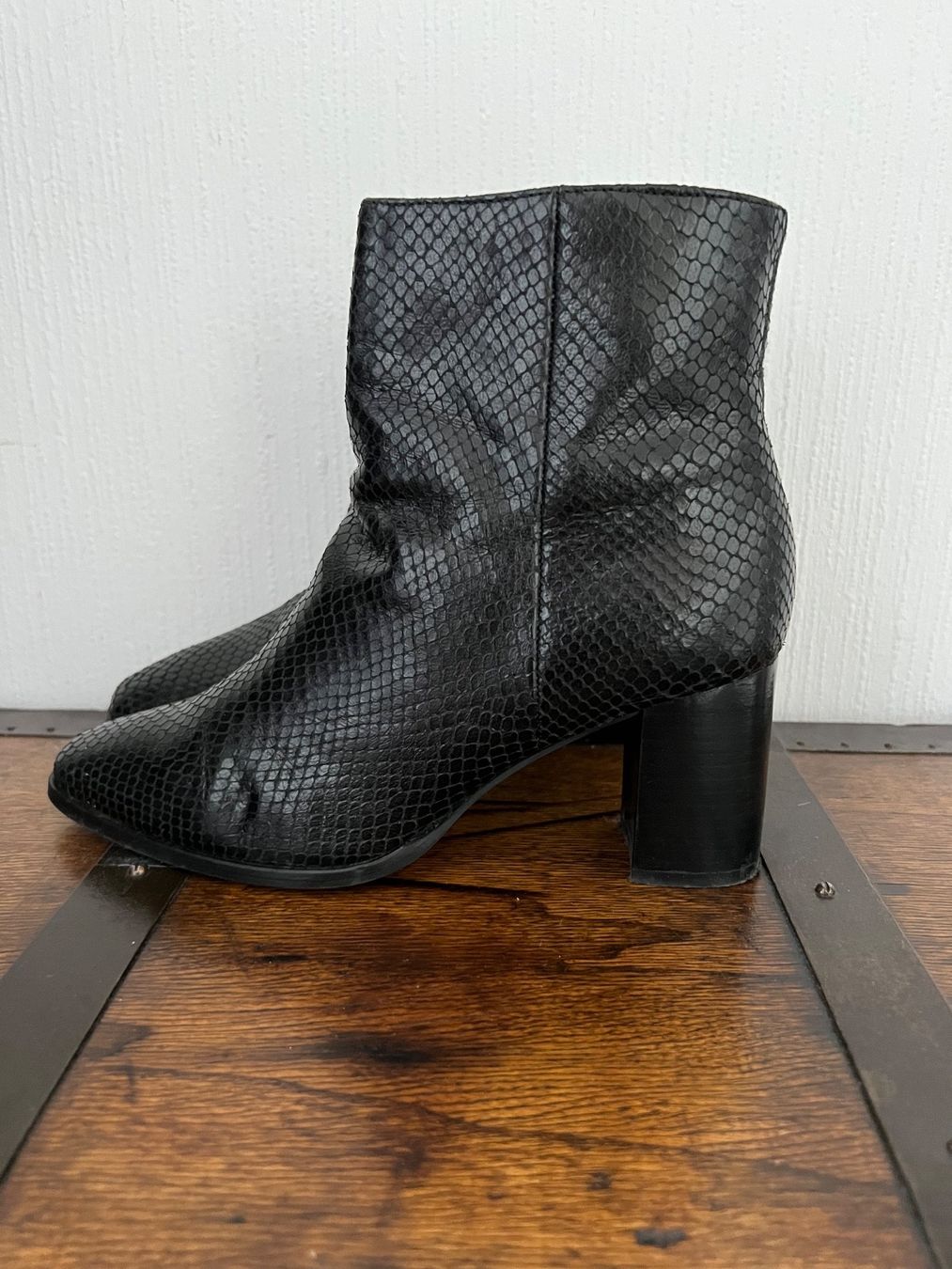 Massimo Dutti Scarpe da donna: Massimo Dutti Stivaletti con tacco neri – Usato da Lausanne venduto da dia_xs9l 1