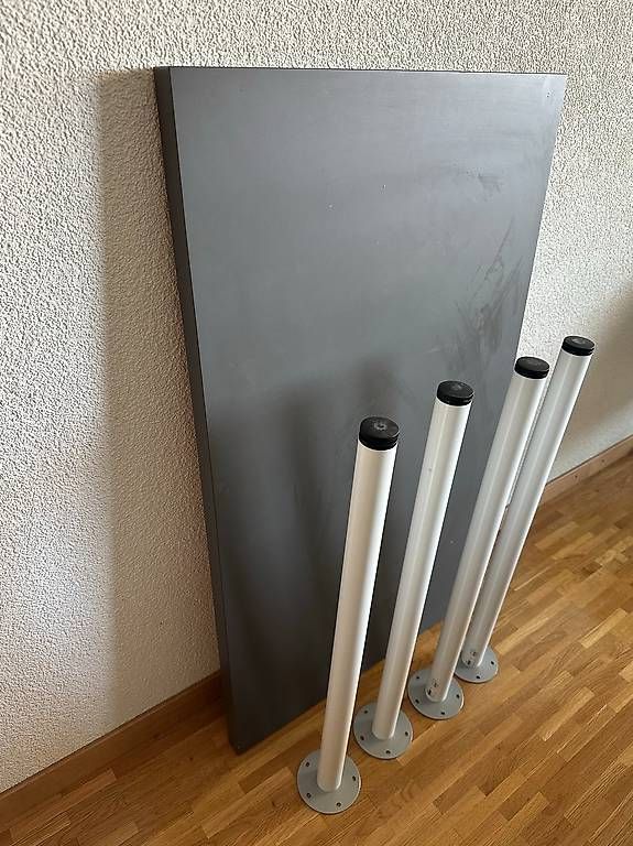 Scrivanie: Table de bureau et pieds IKEA – Usato da Lausanne venduto da Morsure
