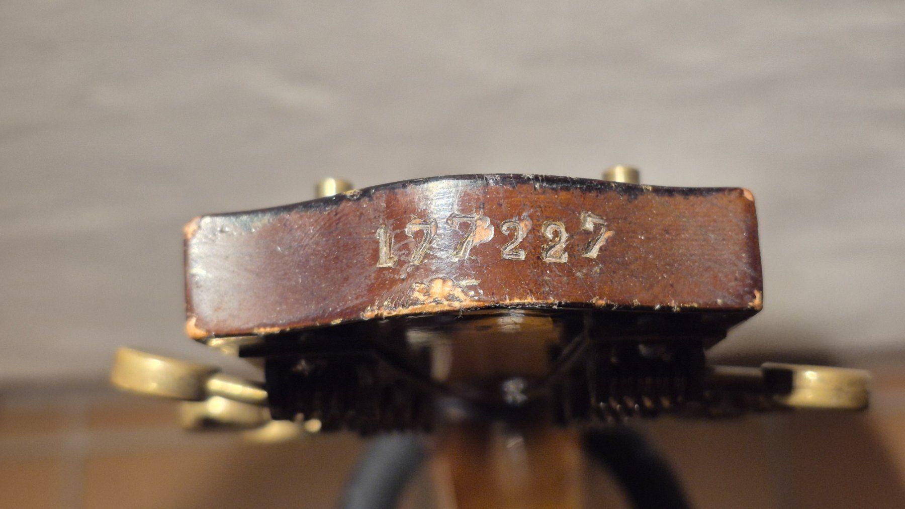Strumenti musicali: Antike Parlor Gitarre Levin 60 1946 – Usato da Winterthur venduto da NorrSydGuitars 8