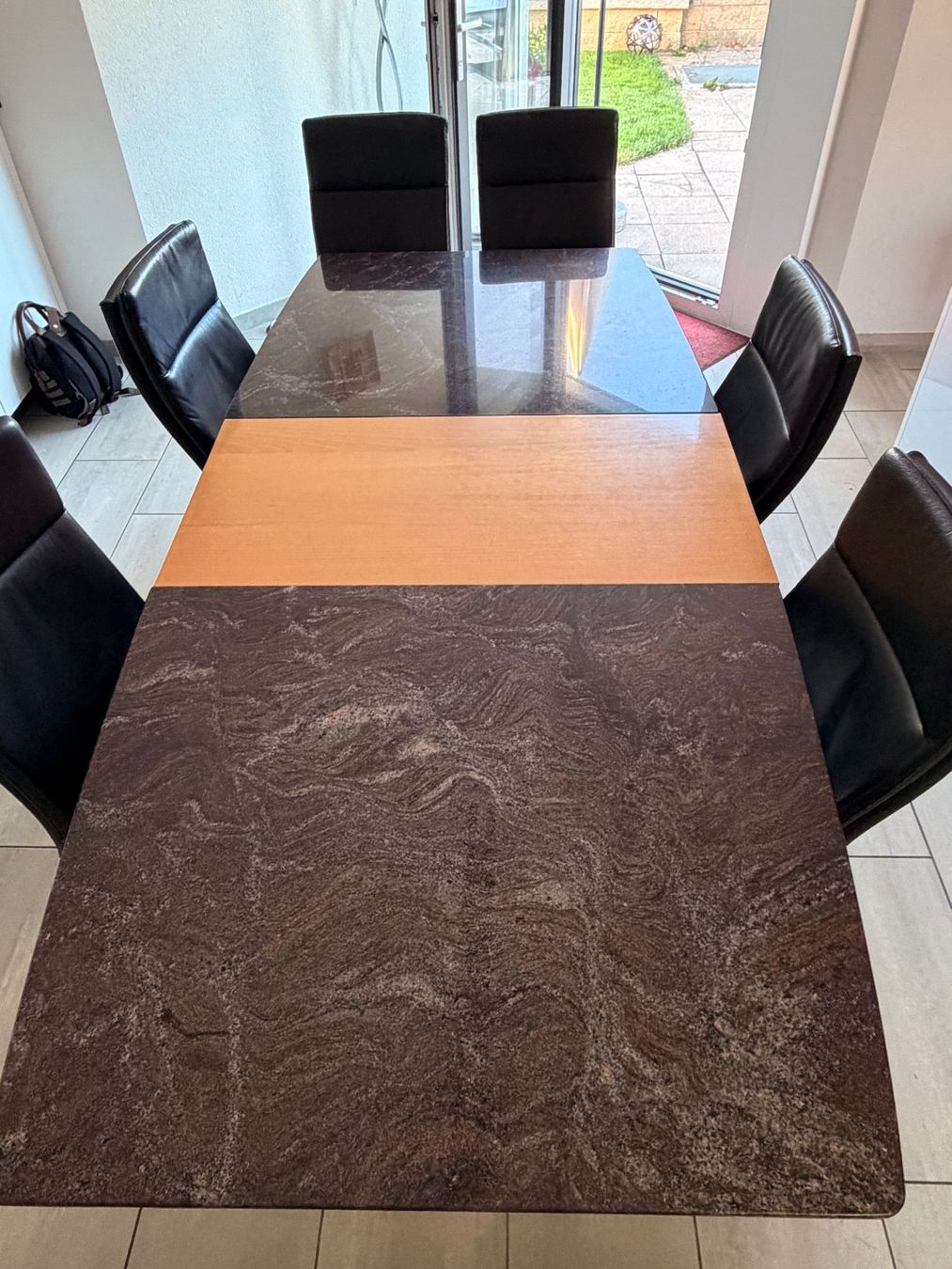 Tavoli: Table en pierre naturelle (granit) – Usato da Bulle venduto da pobe