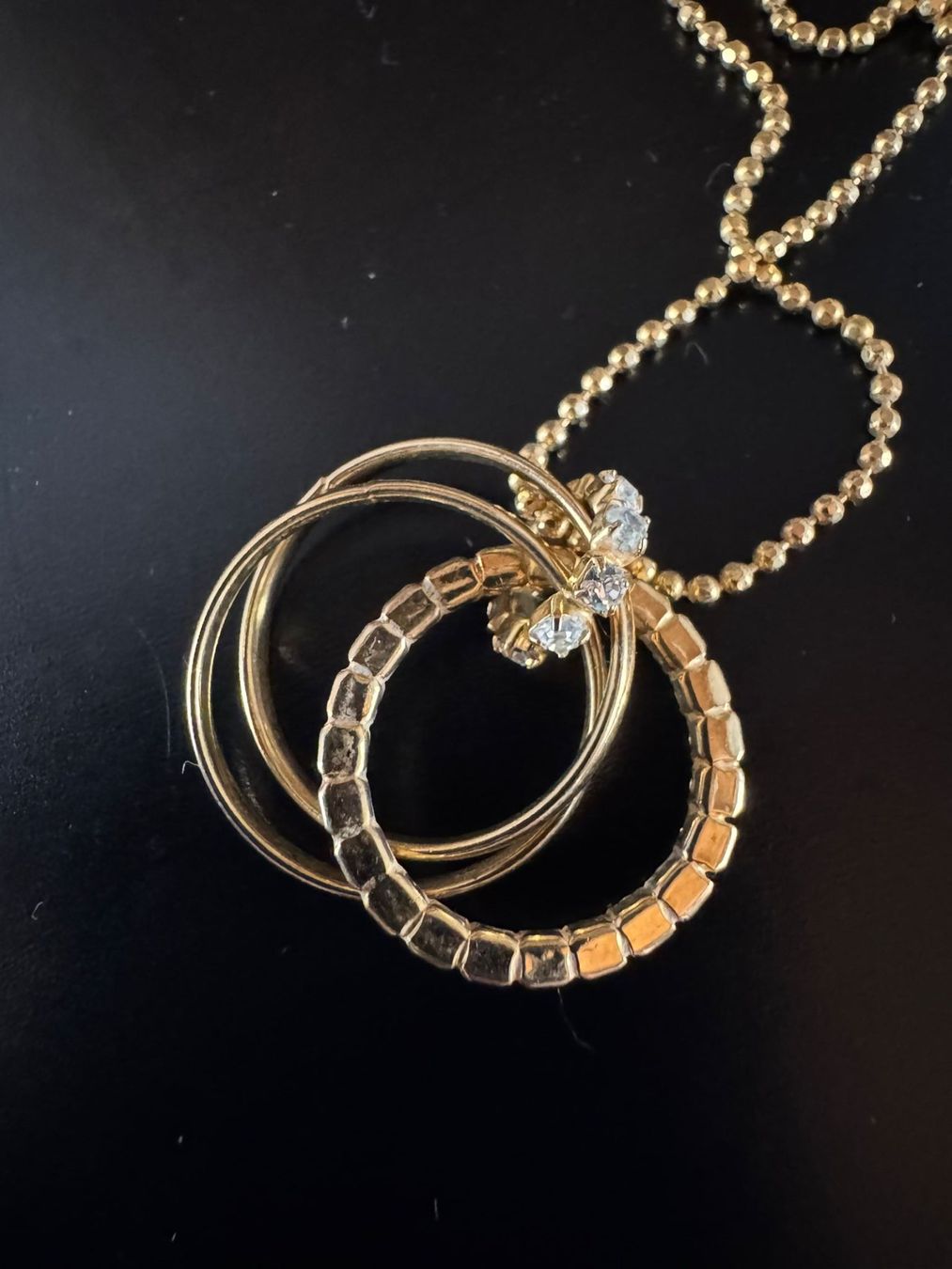 Catenine: A/C Halskette goldfarben mit Strass-Ringen – Usato da Winterthur venduto da Dejv 2