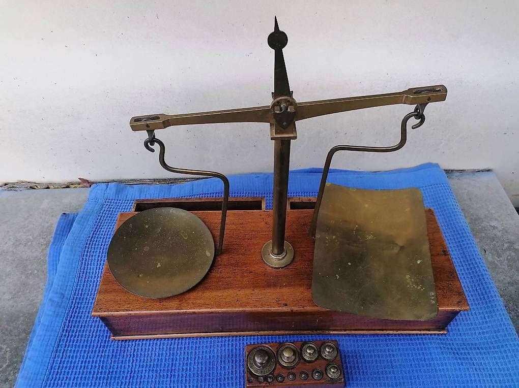 Tutti gli attrezzi: Ancien trebuchet avec ses poids. – Usato da St. Maurice venduto da Benoit12 4