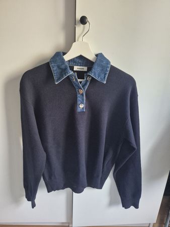 Meravigliosa felpa chic con collo in jeans.