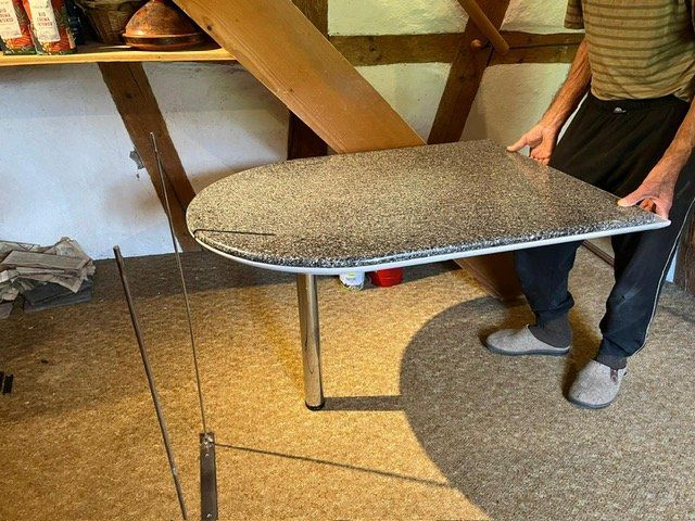 Tische: Halbrunder Tisch aus Schweizer Granit – Gebraucht aus St. Gallen von chris100