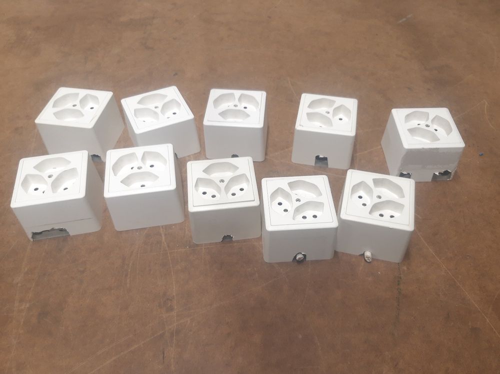 Bticino SP93BF Dreifachsteckdose – Oval, 2P+T, 10 A