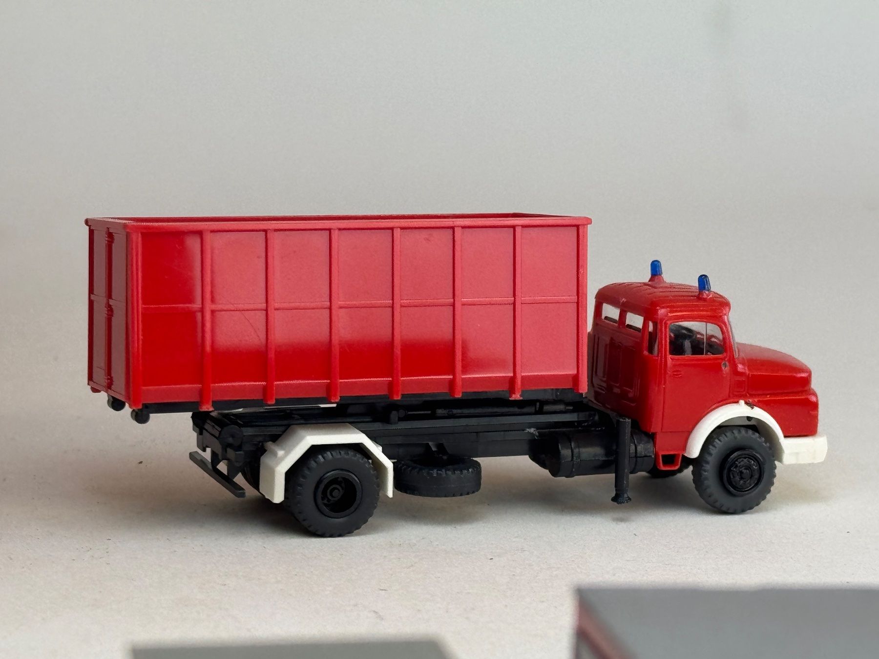 Preiser Modellini d'auto: VE1- Preiser Mercedes Feuerwehr Absetzcontainer – Usato da Elm venduto da Wikmtz 1