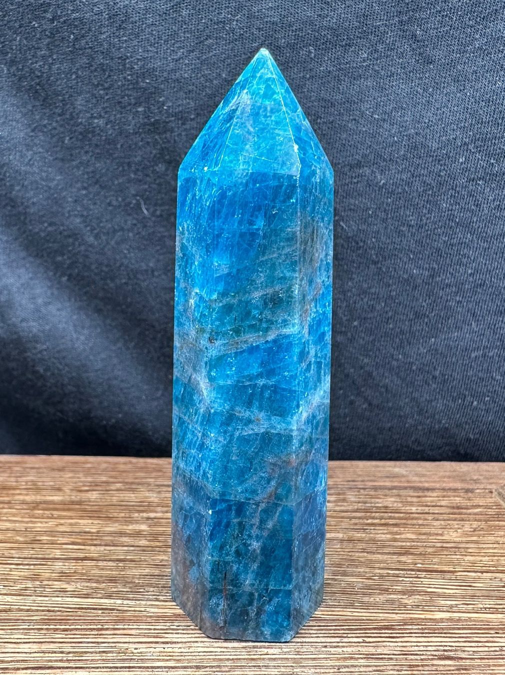 Minerali & Pietre curative: Blauer Apatit Obelisk, Turm, Spitze – Nuovo e nell'imballaggio originale da Männedorf venduto da Handschmeichler 1