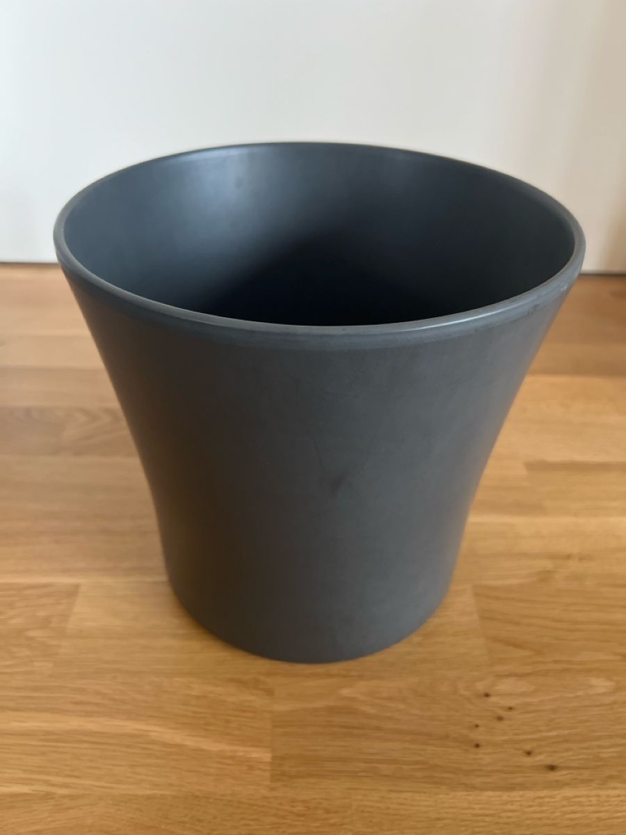 Pots de fleurs: Schwarzer Übertopf, Ø 24cm – D'occasion à Basel par clembou