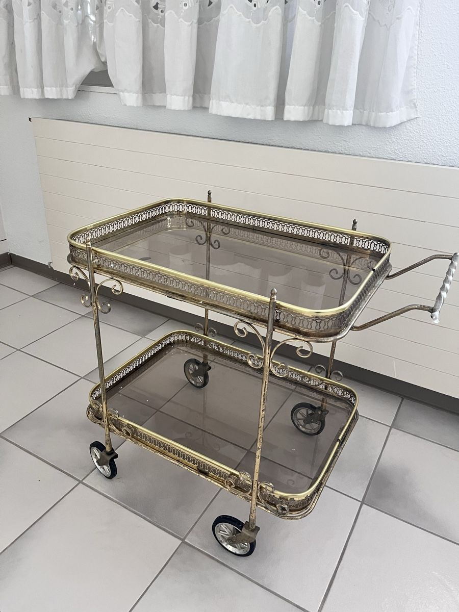 Toutes les décorations: Servierwagen antik  – D'occasion à Hinwil par dire07