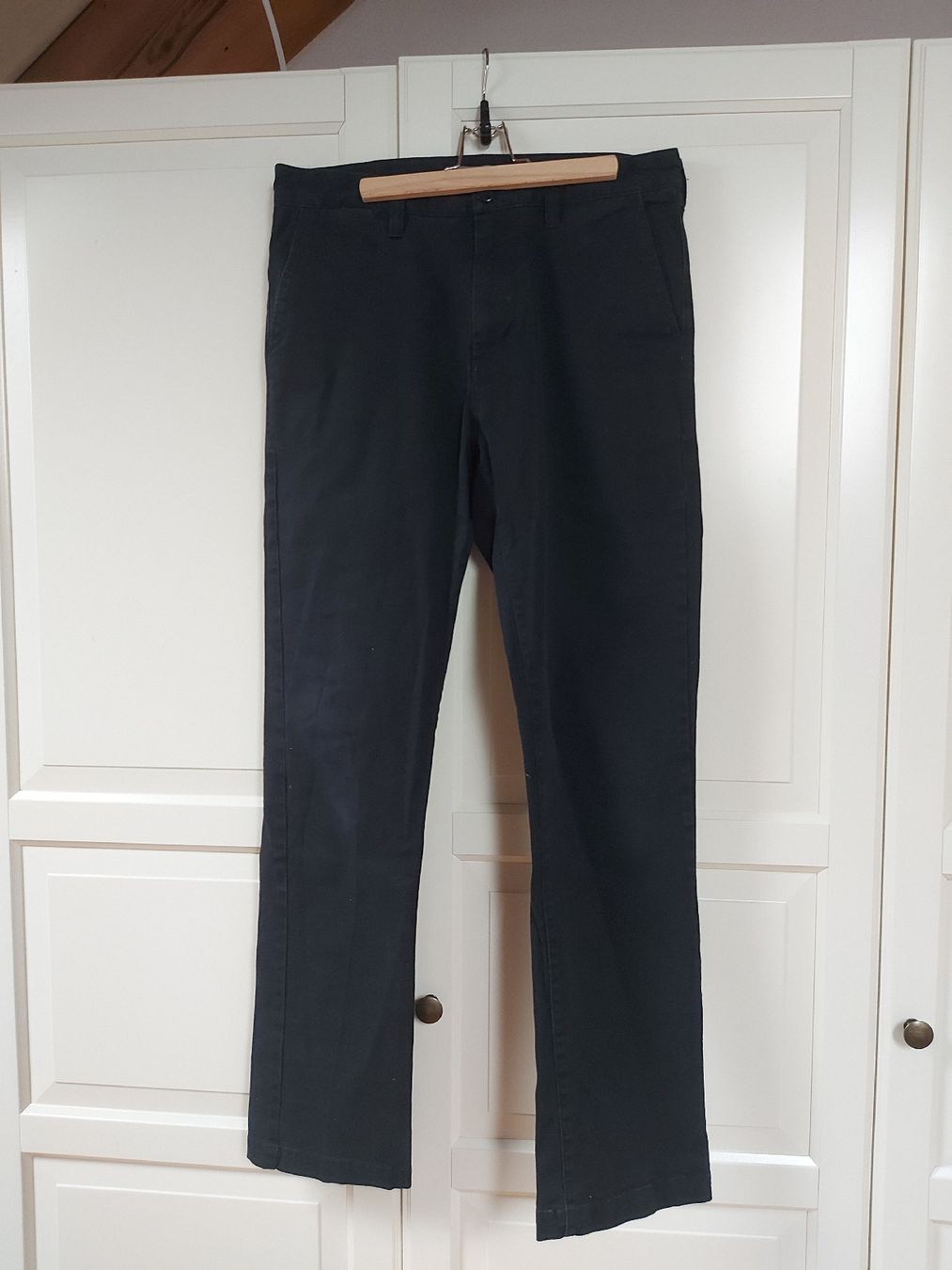 Pantaloni: schwarze Chinohose 30/32 – Usato da Lotzwil venduto da sarah._g