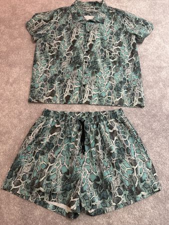 Sommerliches Set: Hemd und Shorts mit Schlangenmuster, XL
