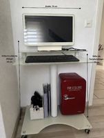 PC-Tisch aus Milch/Weiss-Glas auf Rollen