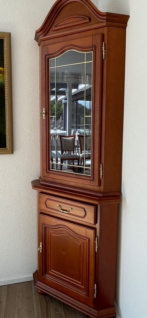 Vitrinen: Klassische Eckvitrine mit Beleuchtung – Kirschbaum – Gebraucht aus Wettswil von MoeLu