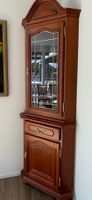 Klassische Eckvitrine mit Beleuchtung – Kirschbaumfurnier –