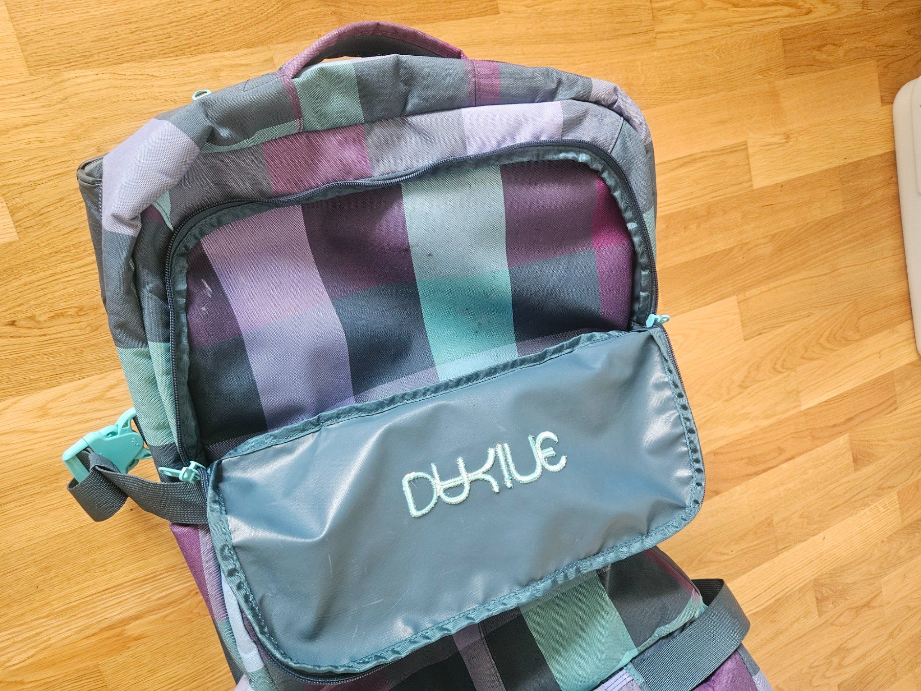 Dakine Reisekoffer: Dakine Reisetasche mit Rollen – Gebraucht aus Rüti ZH von looren94 1