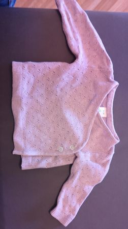 Süsses Strickjäckchen mit Lochmuster für Mädchen 68