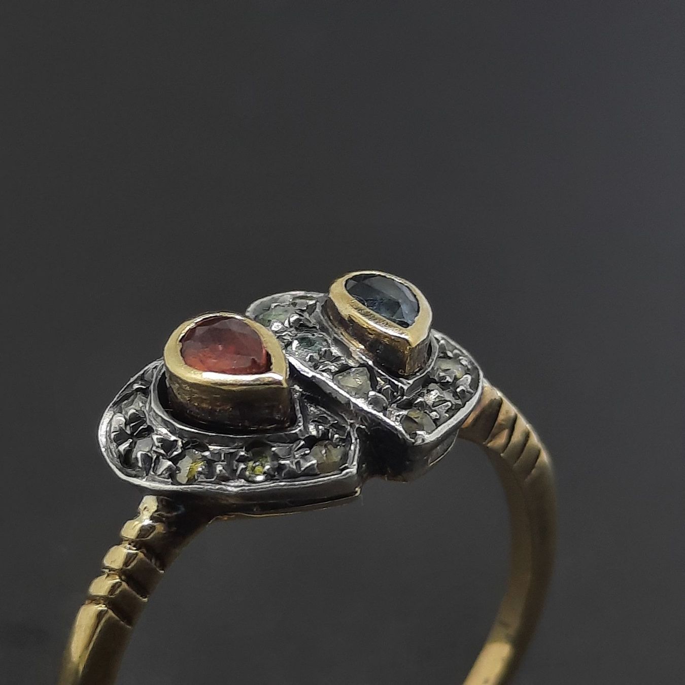Anelli: Bezaubernder Goldring mit diversen Edelsteinen – Usato da Unterägeri venduto da Altgoldschmuck