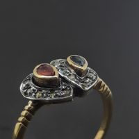 Bezaubernder Goldring mit diversen Edelsteinen