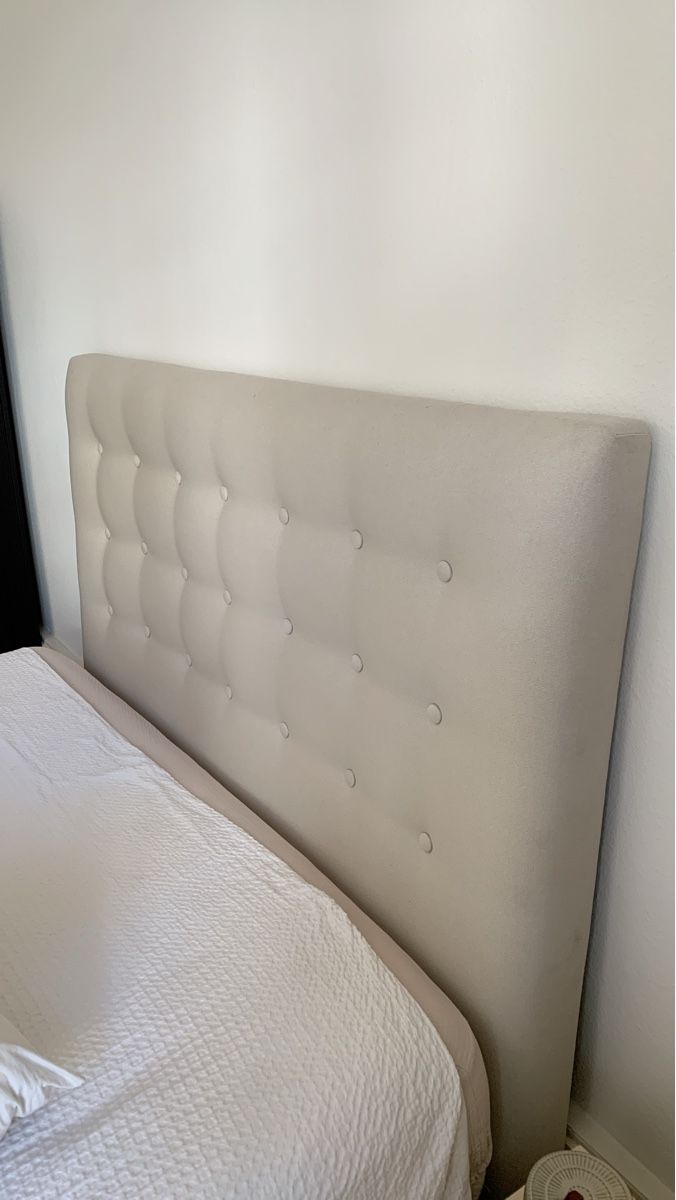 Letti: Upholstered Bed Headboard beige used condition – Usato da Genève venduto da art_6xrz