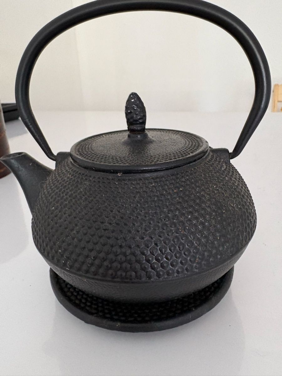 Teekannen: Cast iron teapot with coaster – Gebraucht aus Benglen von morningchild