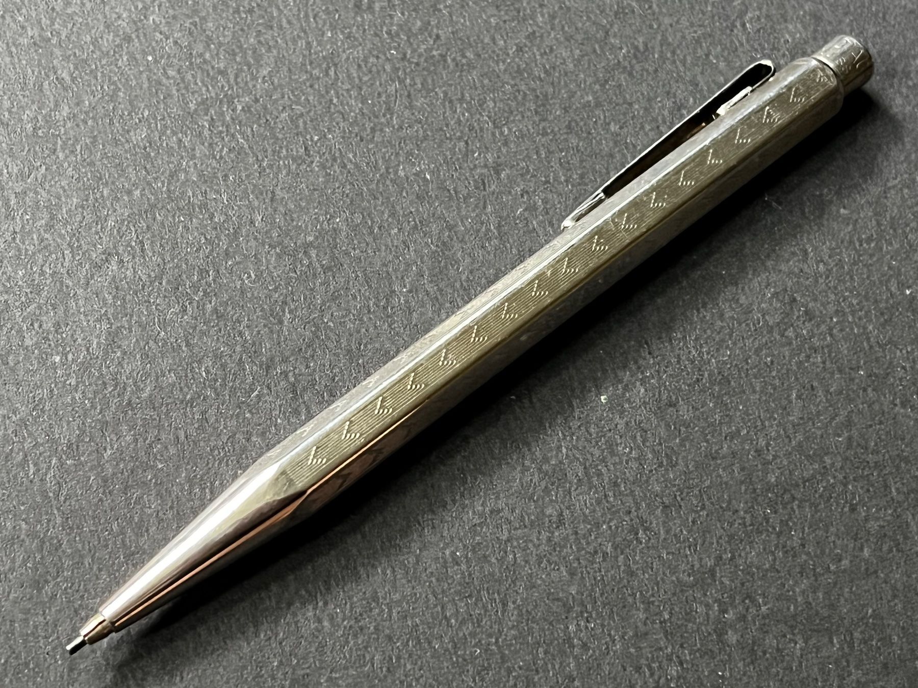 Caran D'Ache Bleistifte, Farbstifte & Kreide: Caran d’Ache Ecridor Minenhalter - Chevron, versilbert SCHL. – Gebraucht aus Zürich von FV.vintage