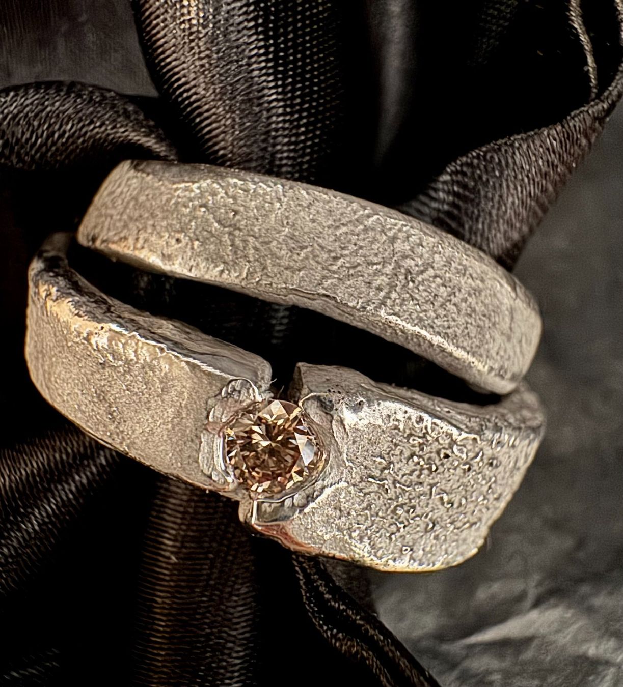 Ringe: Ring - Der Spitzenklasse - cognac-brauner Diamant – Neu und originalverpackt aus Jona von Herzschmiede 1