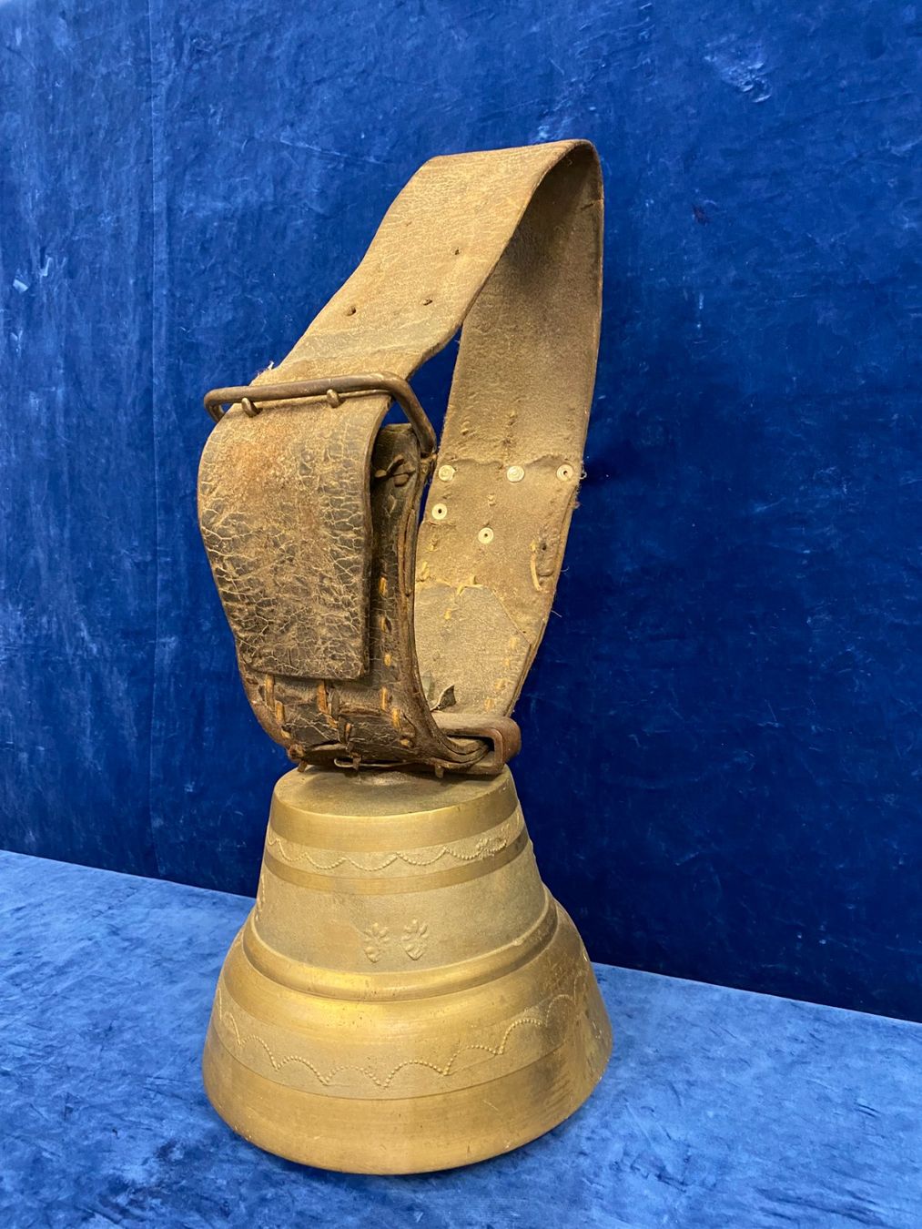 Campanacci mucche: Antike wunderschöner Grosser Schweizer Glocke mit Lederband – Usato da Steinhausen venduto da Super05 2