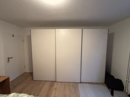 Grosser Schrank mit Schiebetüren