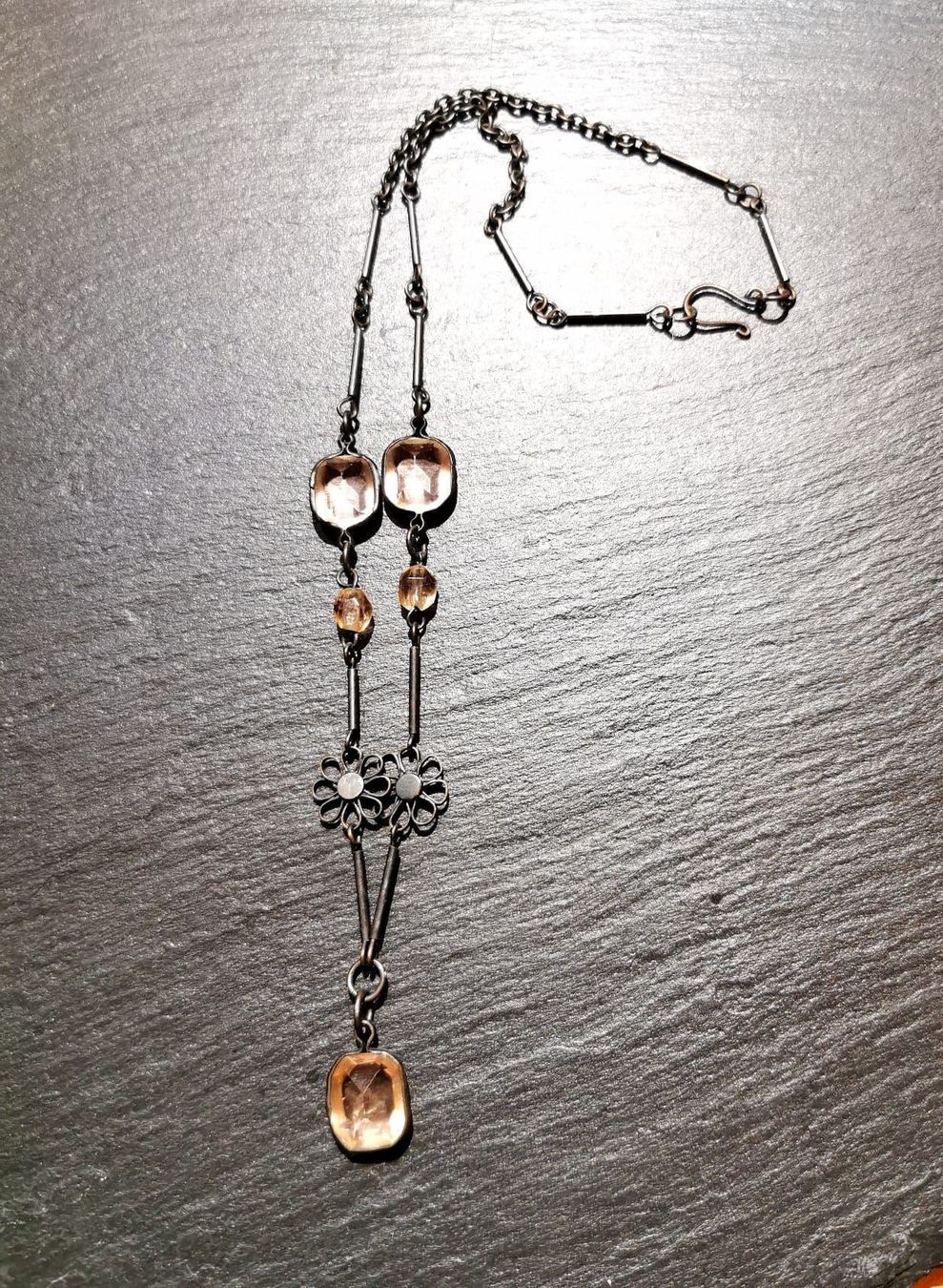 Catenine: Collier en laiton et pendentifs rosés – Usato da Veyrier venduto da Leilazizou
