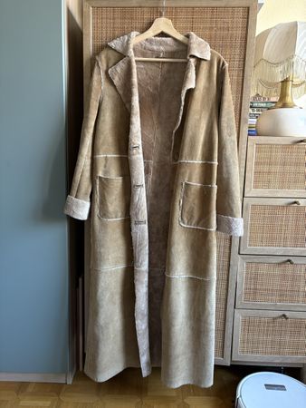 Long GUESS winter coat in leather, size S.