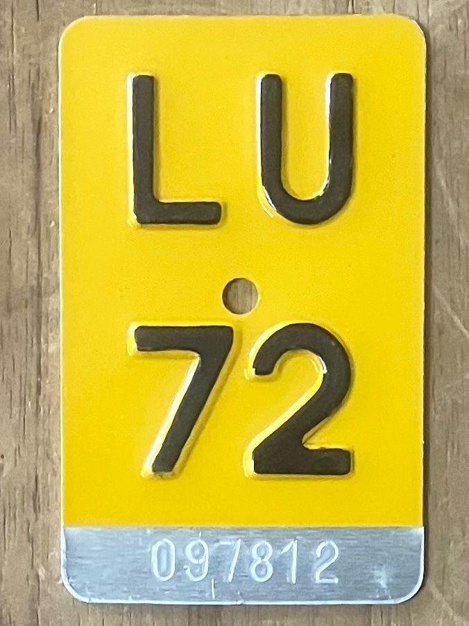 Insegne: LU 72 - MOFANUMMER - TÖFFLINUMMER - PLAQUE DE MOFA - LU 72 – Usato da Basel venduto da lagavulin02