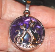 Halskette D-879 – Amethyst mit Katzen
