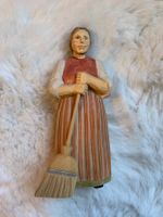 Huggler Brienz, Frau mit Besen, Krippenfigur, Holz