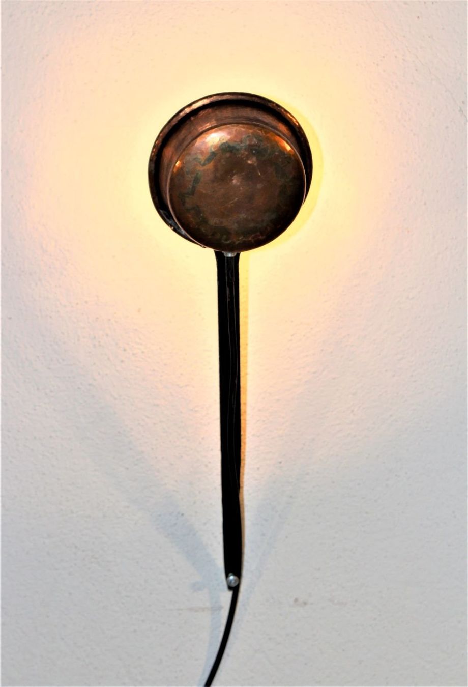 Lampade: Tisch-, oder Wandlampe aus antiker Kupferpfanne. – Usato da Trun venduto da artantic 4