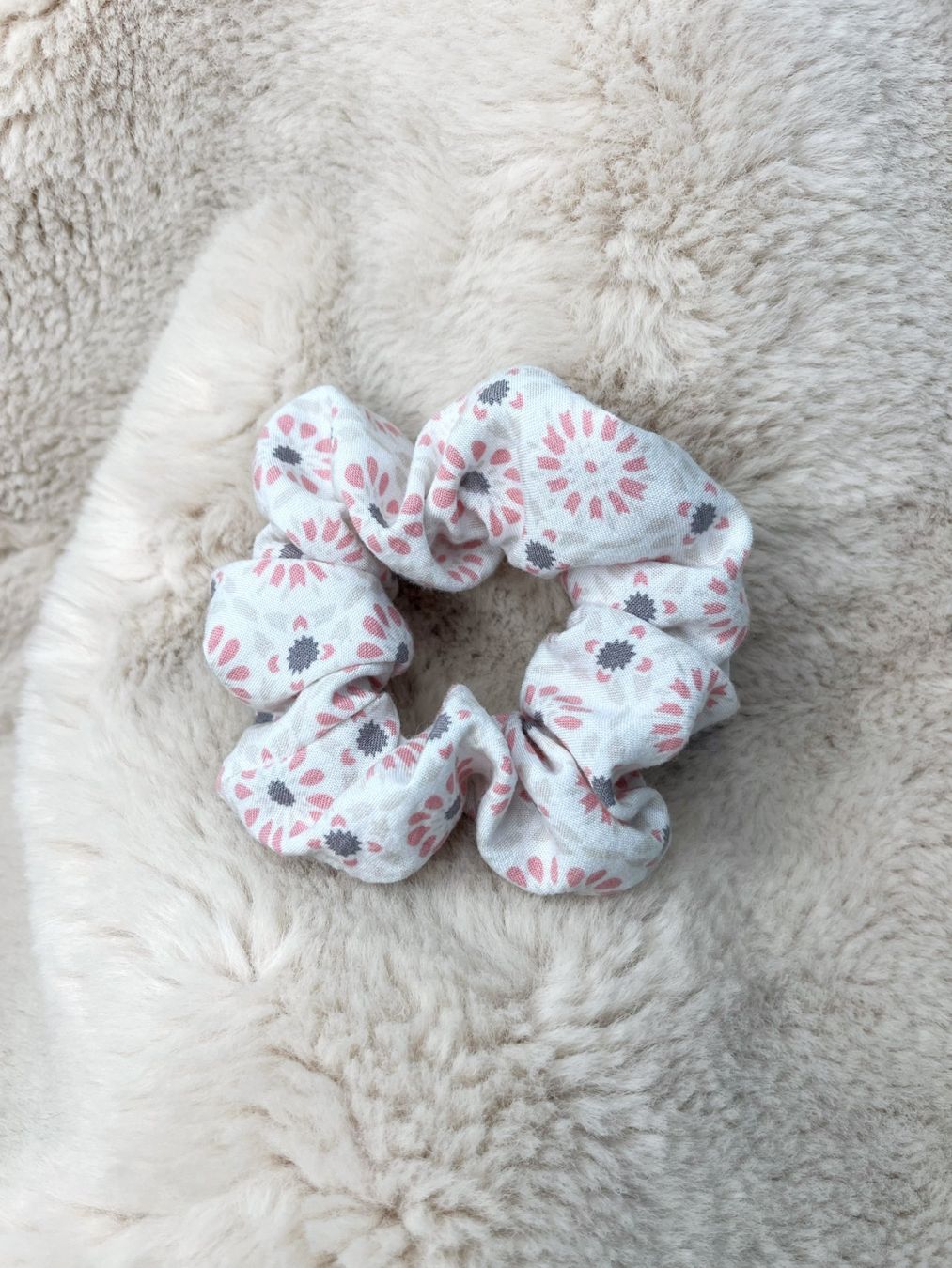 Accessoires pour cheveux: Scrunchie Upcyclé Fait-main "hyper-stretch" - Taille classic – Neuf avec emballage d'origine à Villars-sur-Glâne par maeva_christan_mc