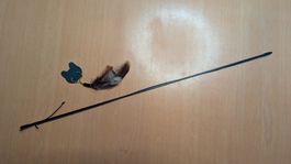 Katzenangel | 50 cm | schwarz | Anhänger aus Fasanenfeder