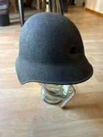 Schweizer Stahlhelm Schussmodell