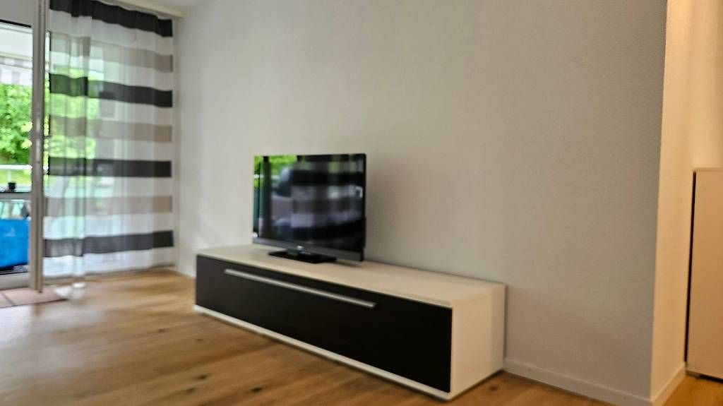 TV Möbel: Lowboard Weiss mit Dunkelbrauner Front – Gebraucht aus Hinwil von Thomehack 1