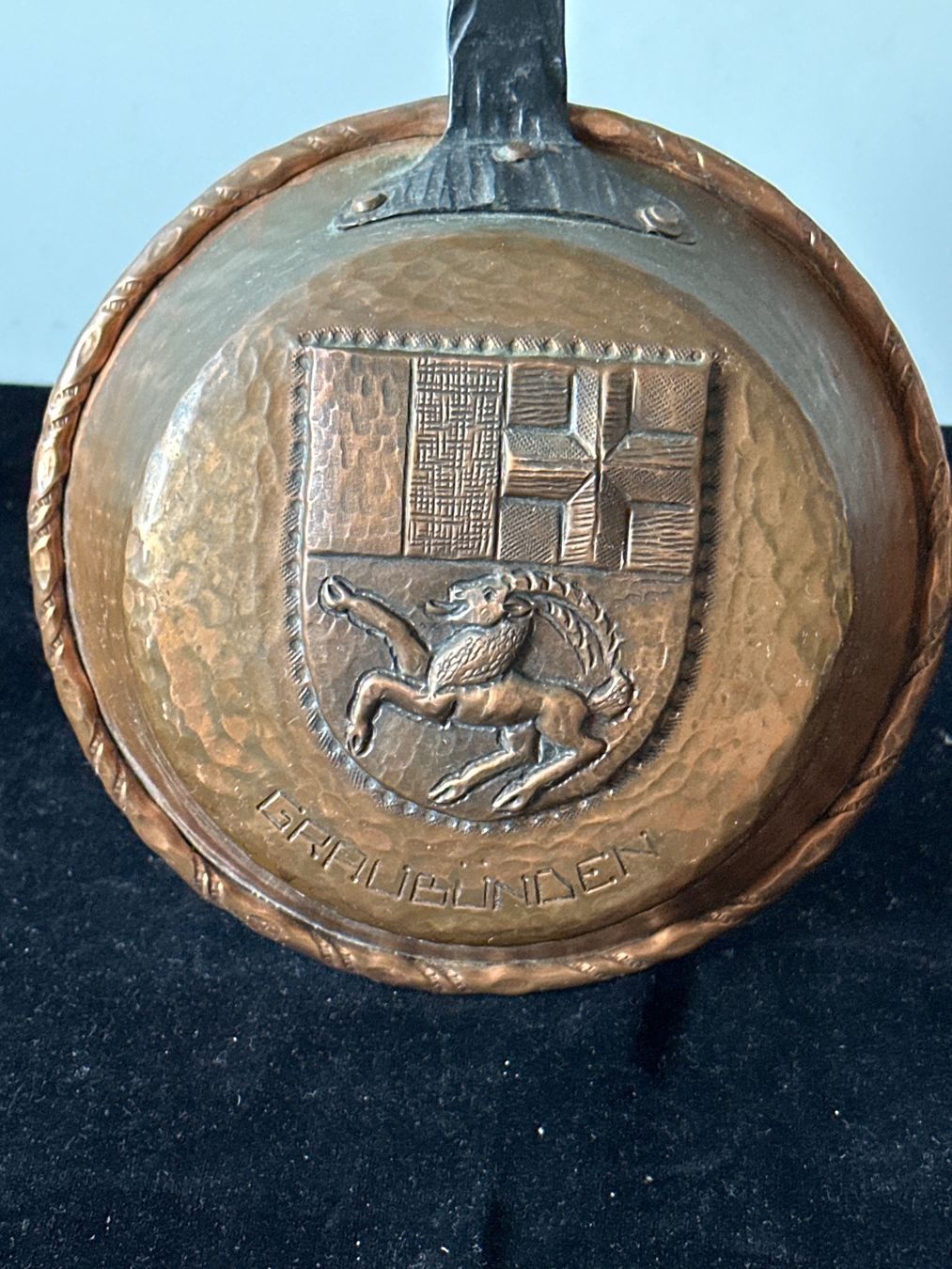 Poêles: Kupfer-Pfanne mit Bündner-Wappen – D'occasion à Zürich par Chaeffeler 1