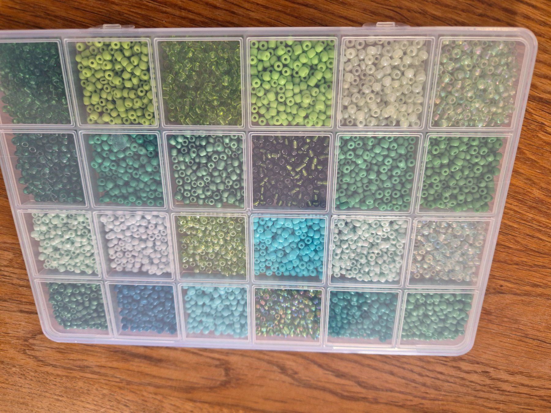 Perle (finte): Rocailles Perlen, 24 versch. Farben – Nuovo e nell'imballaggio originale da Läufelfingen venduto da Netti04 2