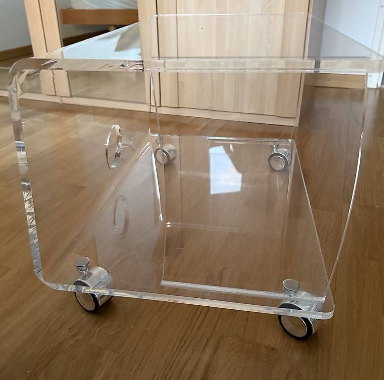 Mobili TV: Acryltisch mit Rollen – Usato da Luzern venduto da Livia.R