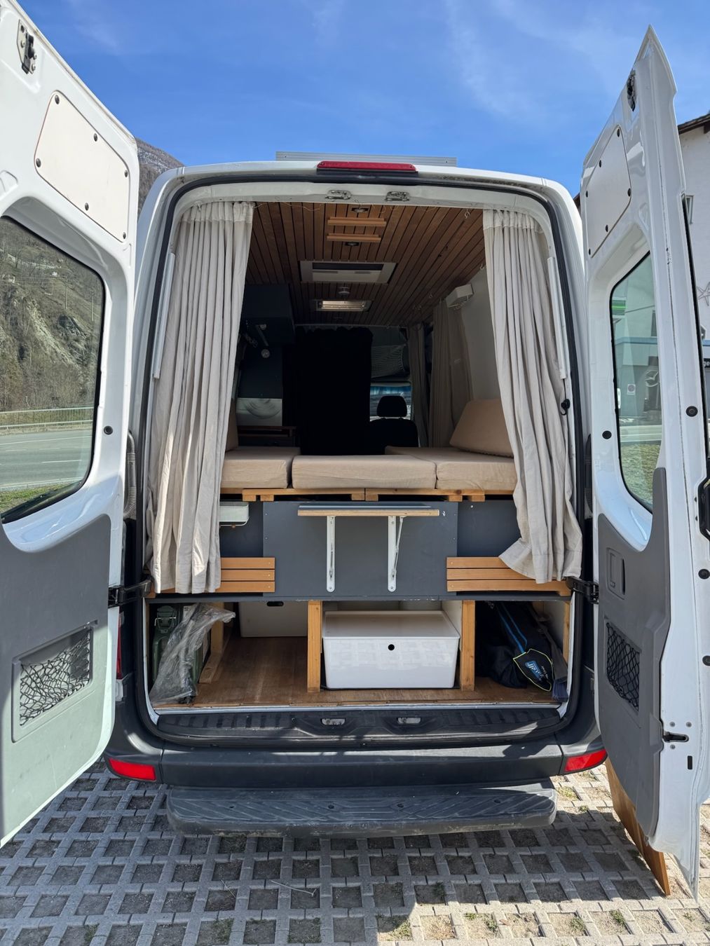 Mercedes-Benz Camping Fahrzeuge: Abenteuerbereit: Mercedes-Benz Sprinter Camper – Gebraucht aus Naters von ana_9gx8 2
