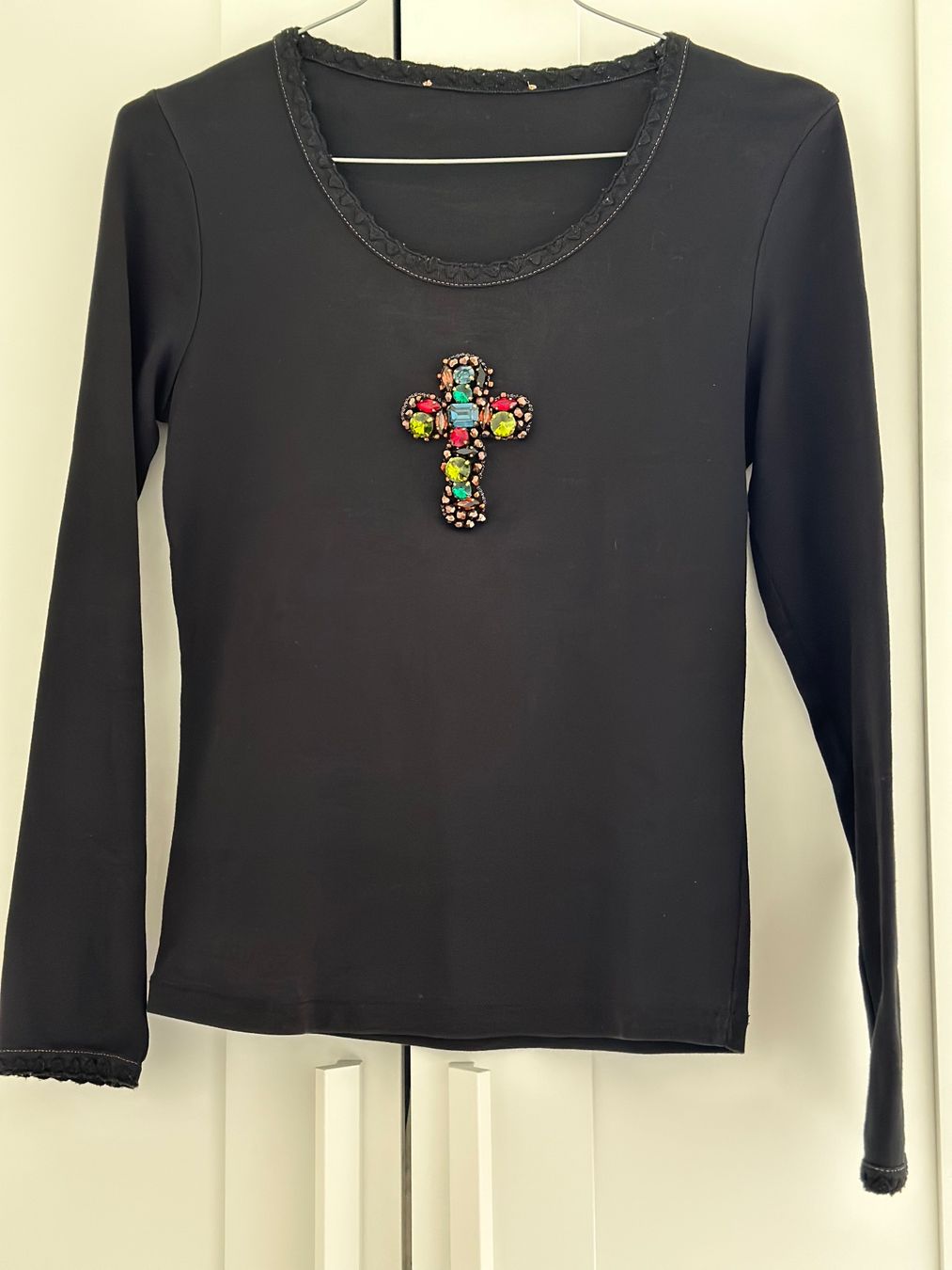 T-shirts: Schwarzes Oberteil 36 mit Strasssteinen – D'occasion à Rothenburg par wer_g9fd