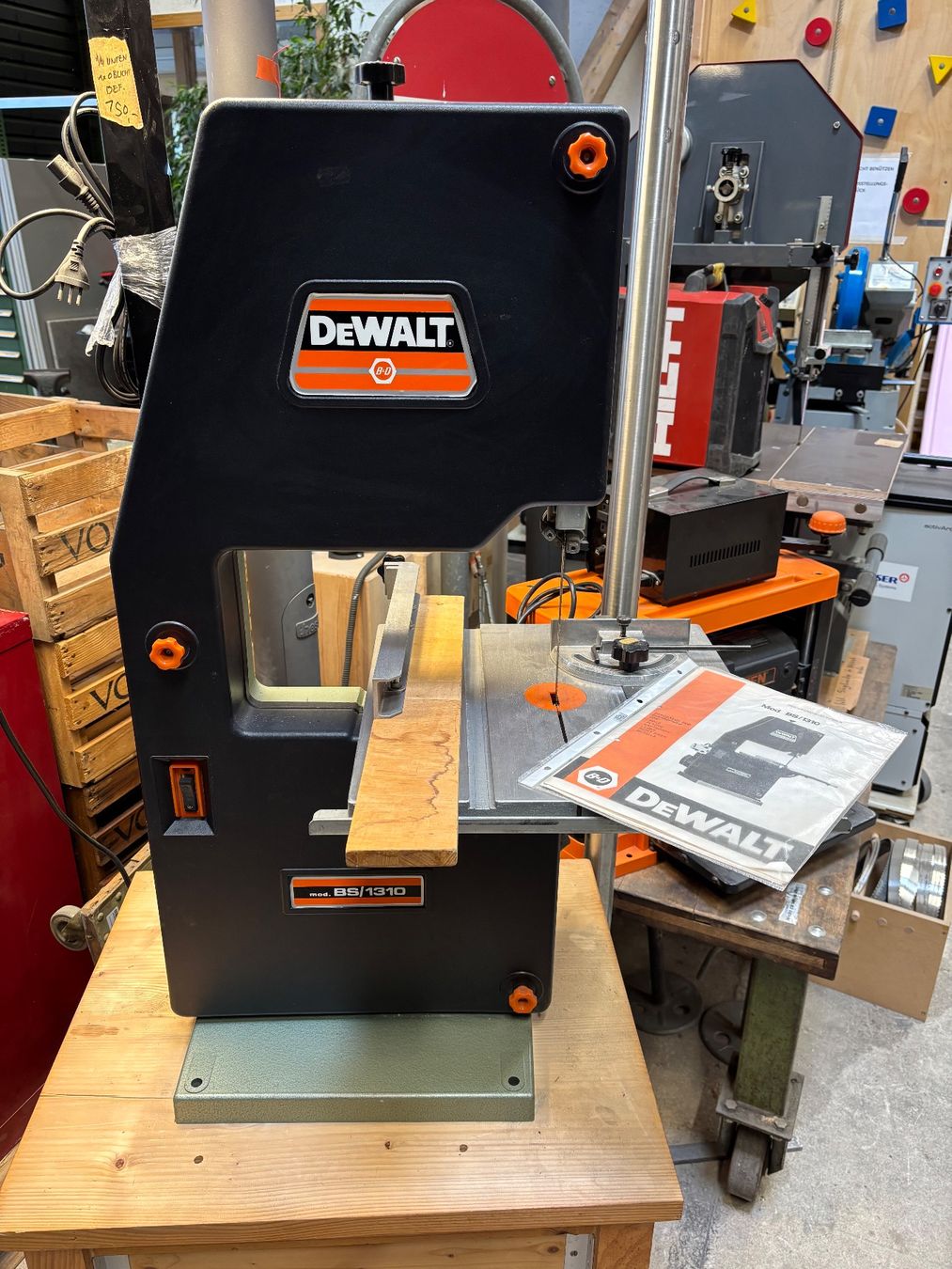 Dewalt Seghe: Bandsäge DeWalt Modell BS/1310 mit Anweisung+Parallelanschl. – Usato da Winterthur venduto da ReUse_Baumarkt