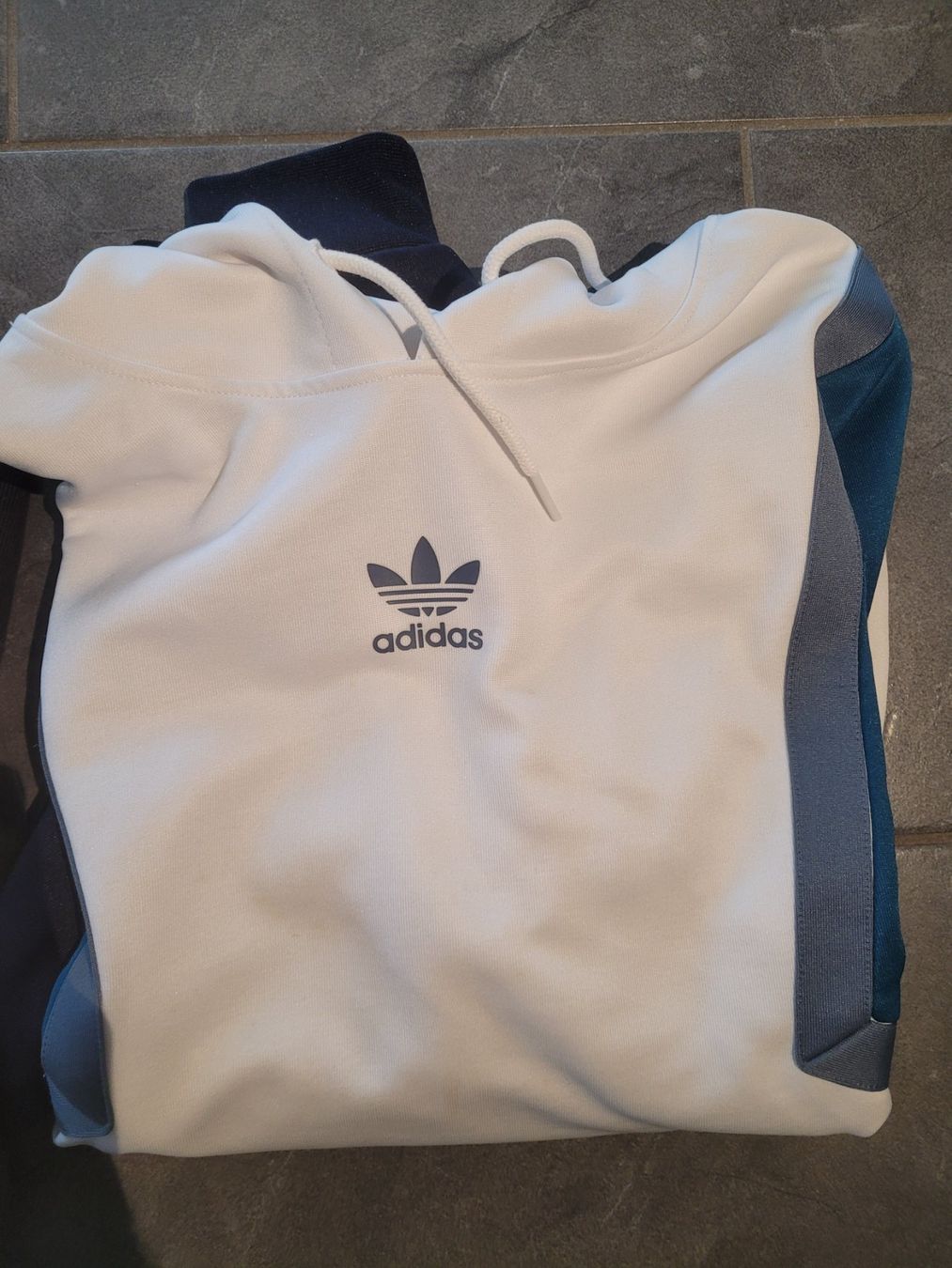 Nike Lotti di vestiti: Ab 5 CHF Adidas und Nike Pullover – Usato da Dübendorf venduto da Saturnin35 1